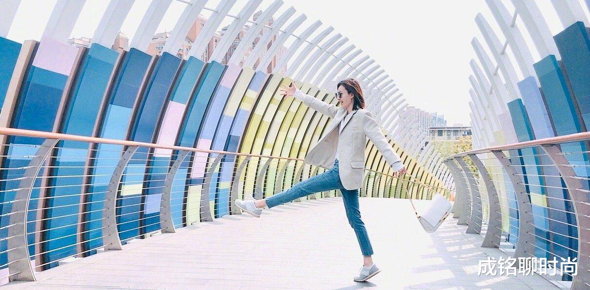 『西装』35岁王丽坤好气质,穿浅色西装配牛仔裤干净利索,时尚减龄又高级