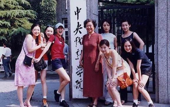 春晚|朱时茂26年前的春晚，有谁注意他身旁的姑娘，如今红得一塌糊涂