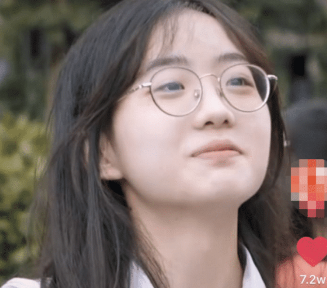 女孩|高考场外女孩等的男生照片出炉！当网友见到所等待的考生：打扰了！