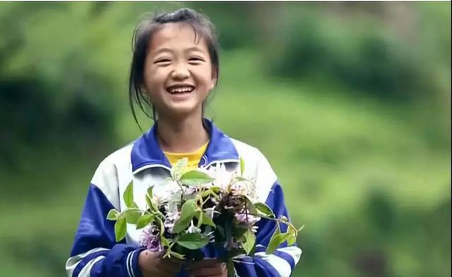 梁小友|《变形计》“神仙妹妹”梁小友高二辍学后成网红，浓妆直播惹众议