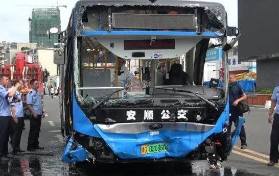 时间要闻|贵州公交车猛然左转坠湖！目击者感叹：补课老师“救”了我一命