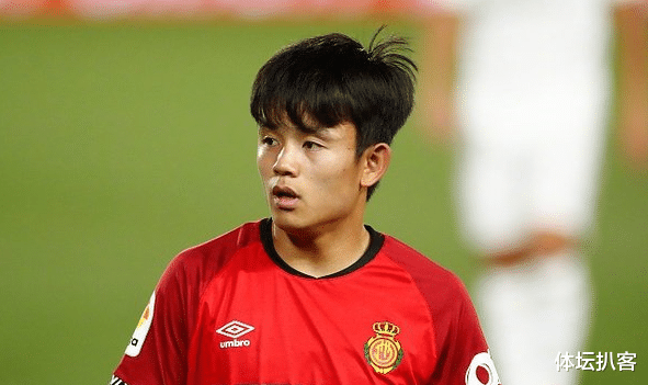 『皇家马德里』19岁日本天才再现高光时刻!前场1V5戏耍皇马防线,连续过掉3人!