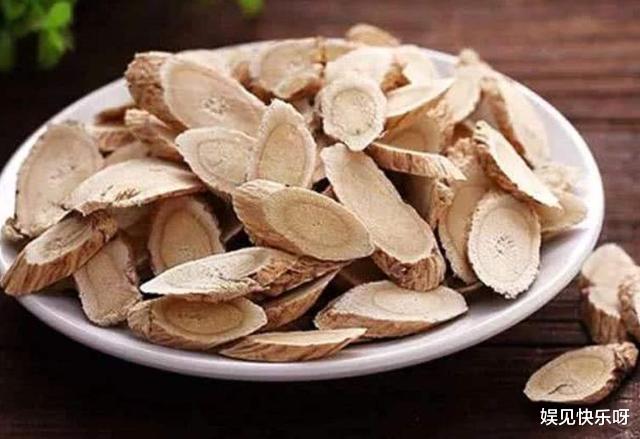 [中老年人]每天用黄芪泡水喝，老人这3个好处不请自来，值得收藏