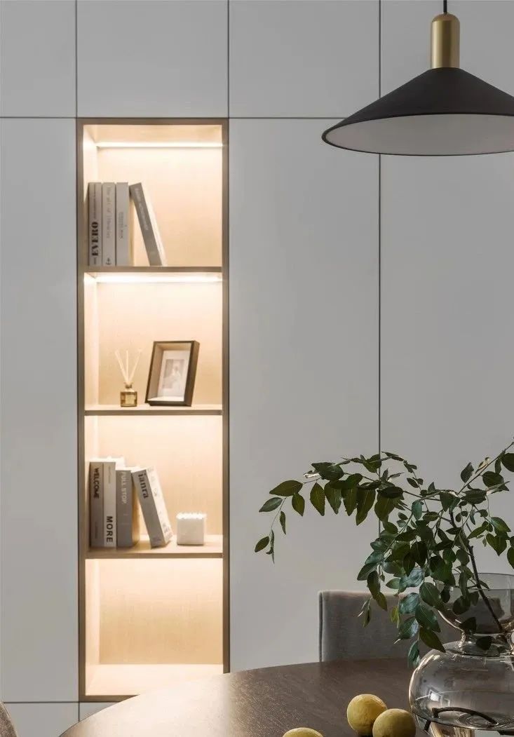 |105㎡现代简约三居室，全屋大白墙加定制收纳柜超级实用宽敞