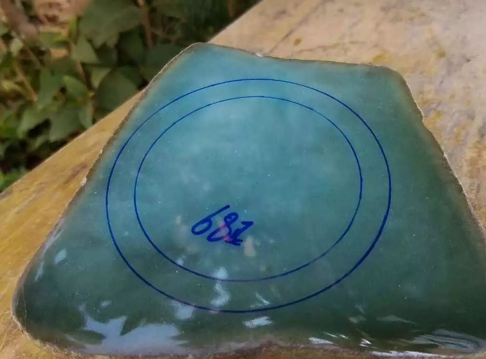 【翡翠】两公斤不到的翡翠原石，切出3条冰晴水手镯，犹如大海里的水！