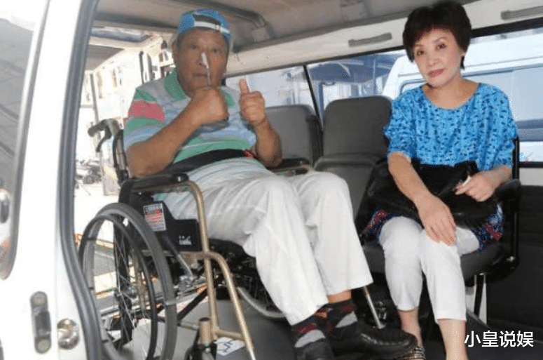 春晚|因春晚一夜爆红，意外摔成傻子被妻儿抛弃，情人却照顾他23年