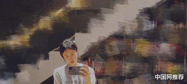 中国网推荐 黄磊妻子孙莉晒近照，超高难度拉筋，背后豪华书柜被意外曝光