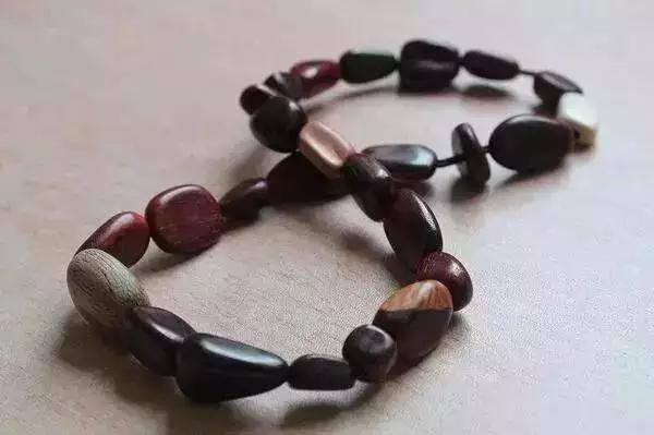 小叶紫檀▲玩不起十几万的红木家具?教你不花钱玩小叶紫檀!