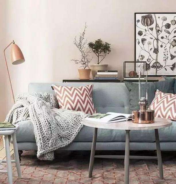 ：沙发不要靠墙摆放了，留10cm空间这样设计，效果至少好十倍