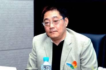 那英▲他是乐坛教父一手捧红那英韩红，却入狱15年病死狱中，妻子为他一生未嫁