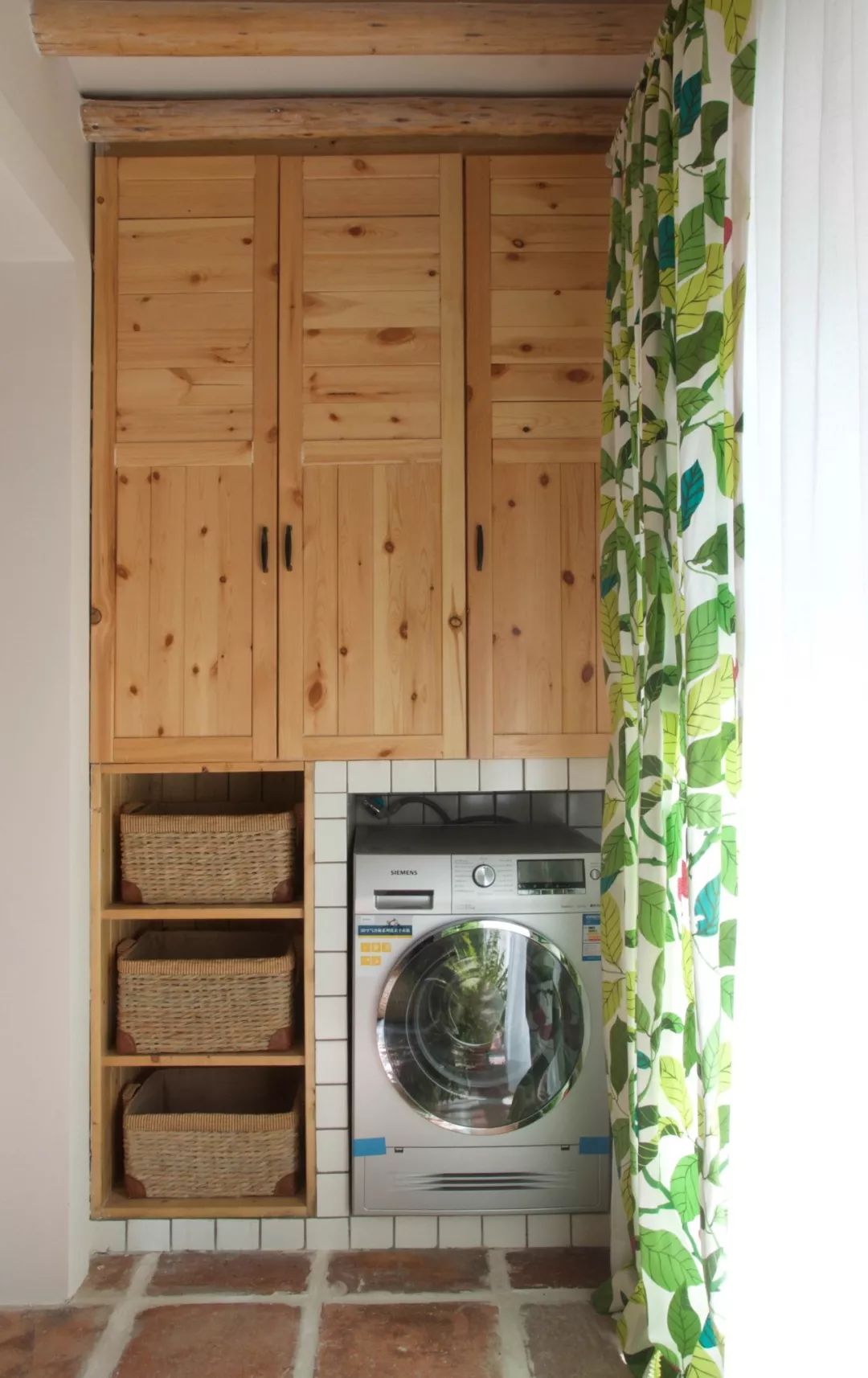 阳台位置小，洗手盆装不了，放洗衣机有余！怎么利用？