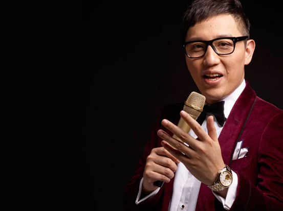 主持人|主持好声音被质疑，用实力征服众人，与妻子生活低调幸福