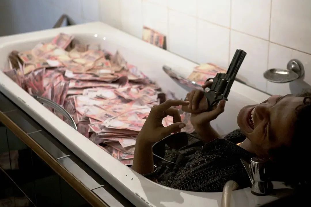 【贫民窟的百万富翁】荣获奥斯卡8项大奖电影《贫民窟的百万富翁》印度贫苦少年靠爱提交人生答卷