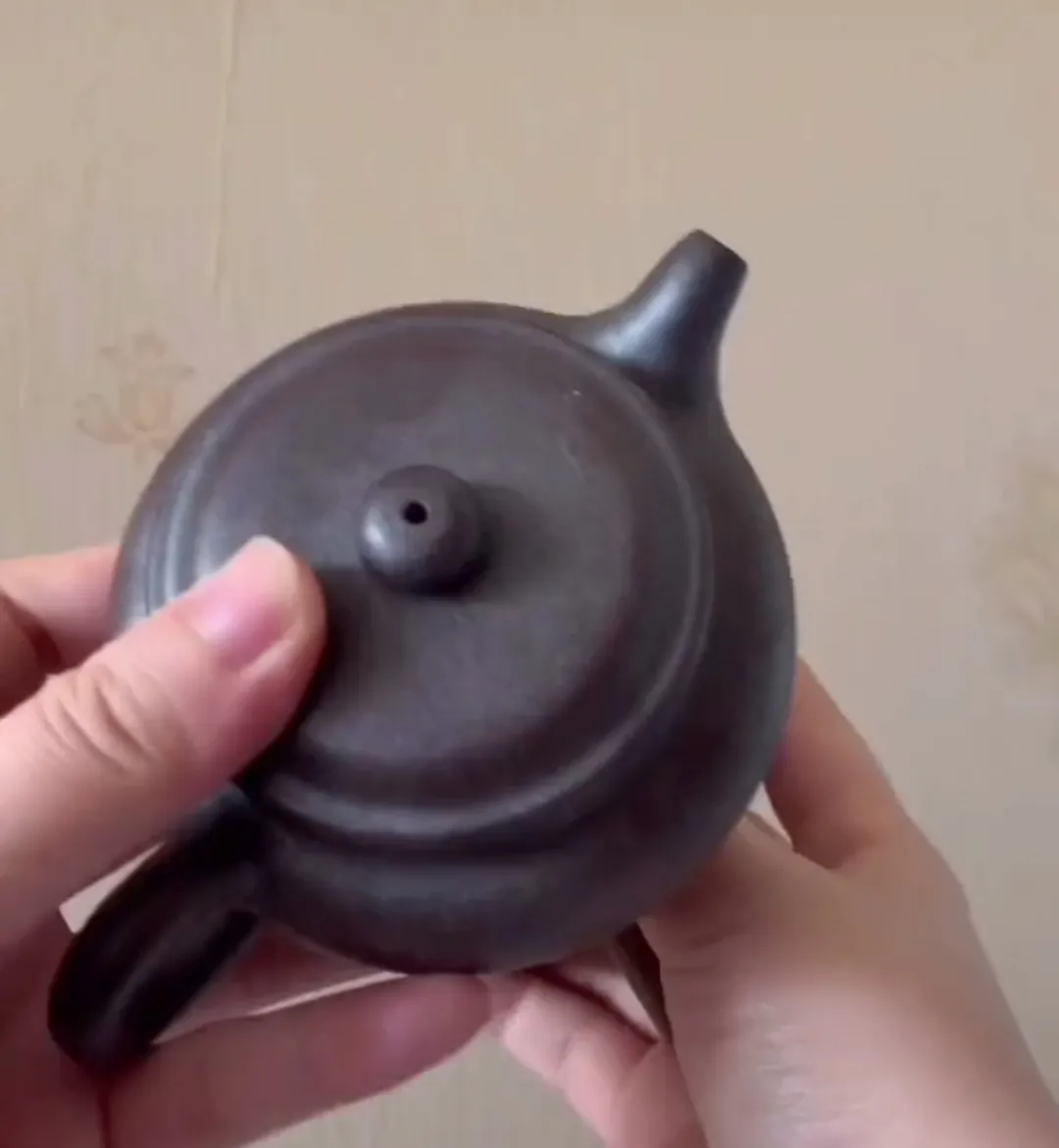 「文玩」看起来像是生锈的壶它是紫砂壶吗？