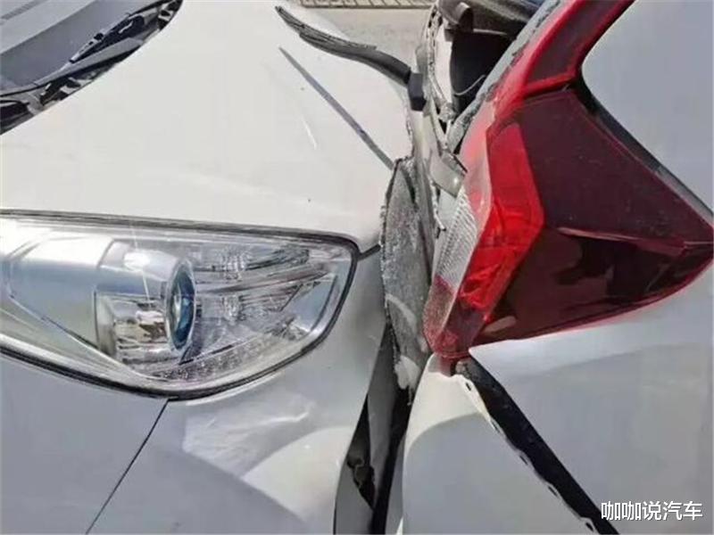 #本田飞度#飞度被奇瑞小蚂蚁追尾，两车受损天差地别，网友：真不愧是纸糊车！