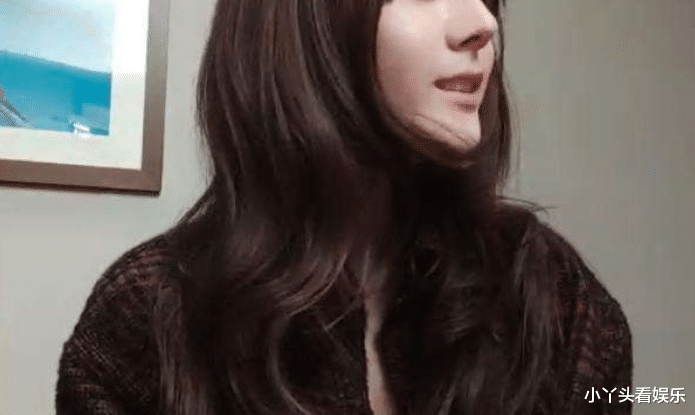 『迪丽热巴』热巴在家和粉丝直播，一头乌黑卷发依然亮眼，不小心秀出姣好身材