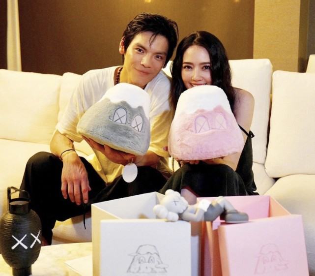 郭碧婷|郭碧婷孕肚被曝光后首晒照，怀孕还涂指甲油，向佐赶来甜蜜留言