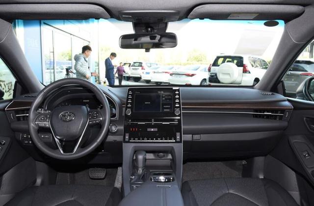 丰田|丰田终于低下高傲的“龙头”，高速稳如高铁，油耗4.3L，销量暴涨282%