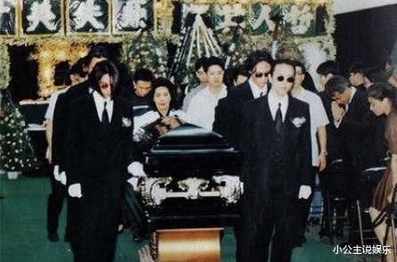 黄家驹■黄家驹离世27年,戴白花穿孝服大闹灵堂的未婚妻,现在怎么样了?