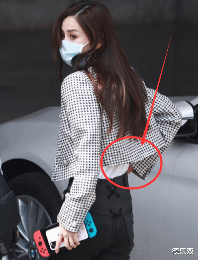 「Angelababy」baby综艺路透，一手拿着游戏机，谁注意另一只手，暴露人品！