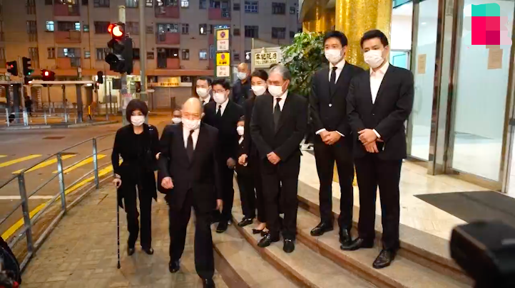 霍启刚|霍启刚奶奶出殡!郭晶晶带亲妈现身给足老公面子,3子女罕见同框