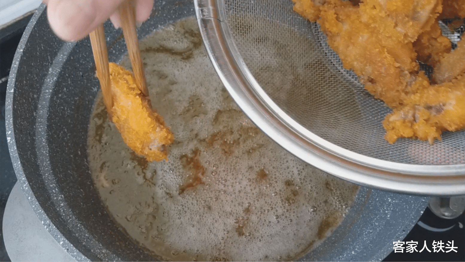 鸡翅▲12个鸡翅打入1个鸡蛋,入锅简单一做,上桌大人小孩抢着吃,真香