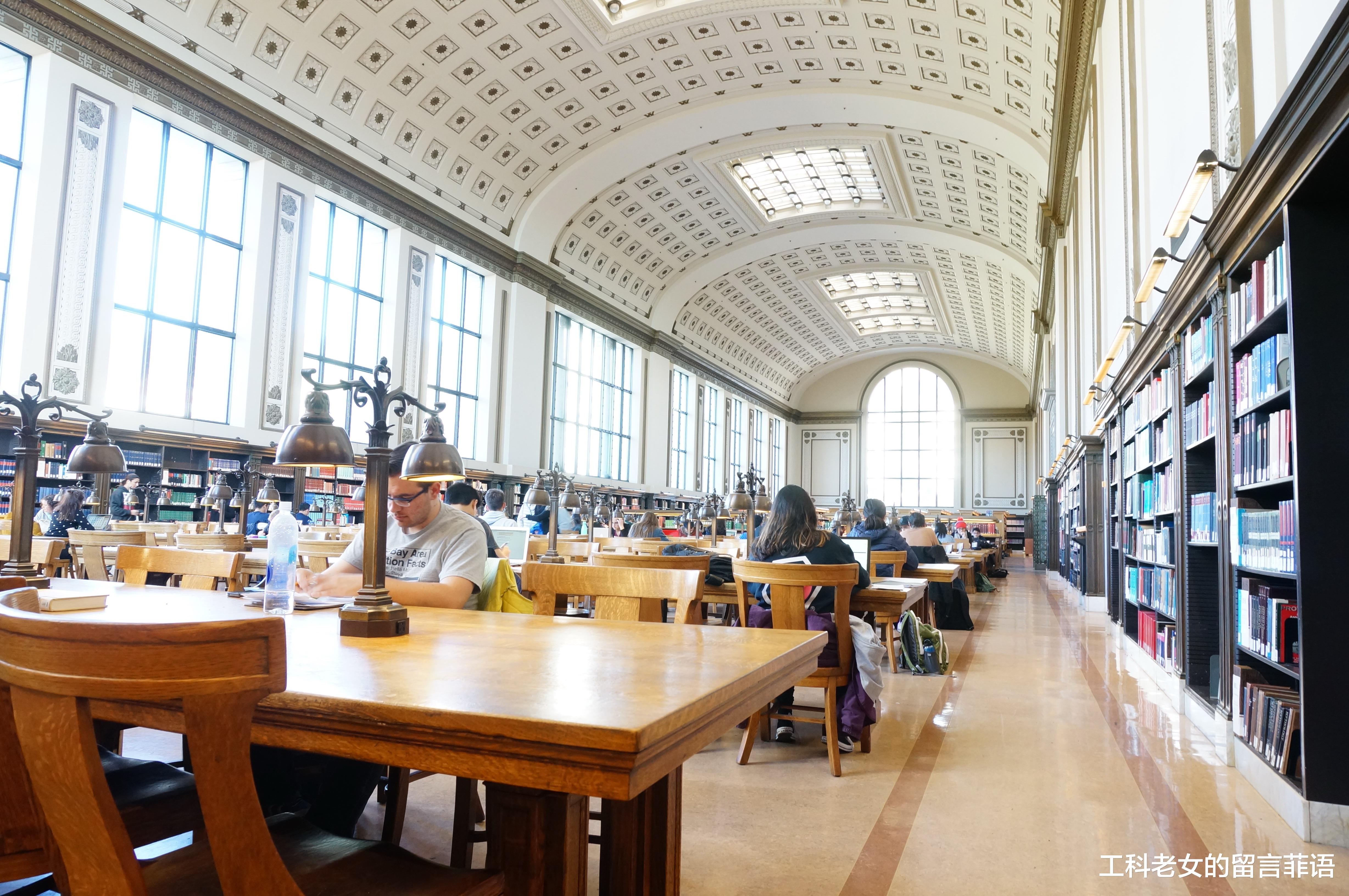 高校|顶尖高校学生怪，爱坐教室外的地上看书