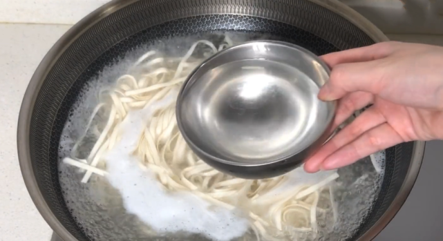 『面条』煮面条,最忌讳开水下锅,面馆师傅透漏“诀窍”,出锅爽滑又筋道