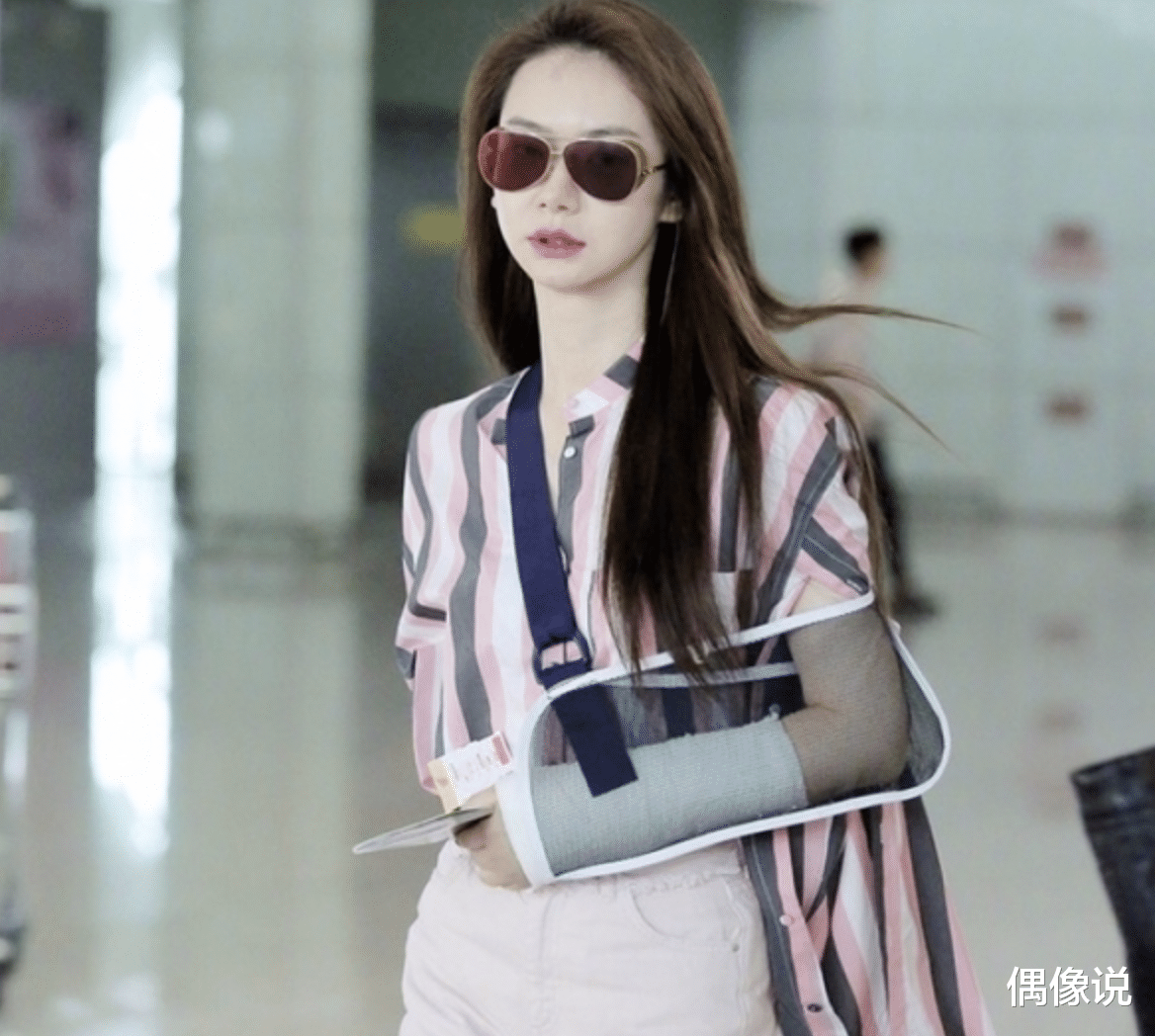 偶像说|戚薇坐轮椅现身医院，多名工作人员护驾，面容憔悴疑身体出问题