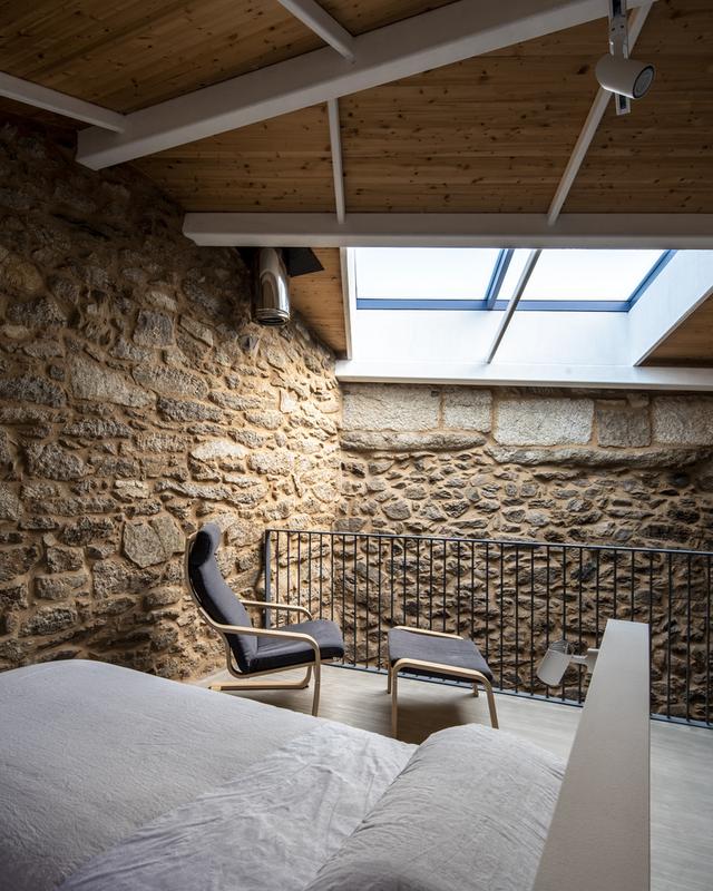 |小伙改造农村150㎡石头房，泥巴墙配高档家具，卧室还带地窖
