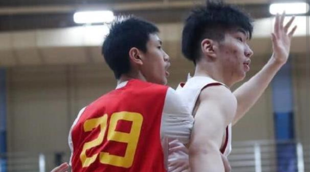 「余嘉豪」余嘉豪被爆打，与队友配合不默契，缺点完全成为致命点