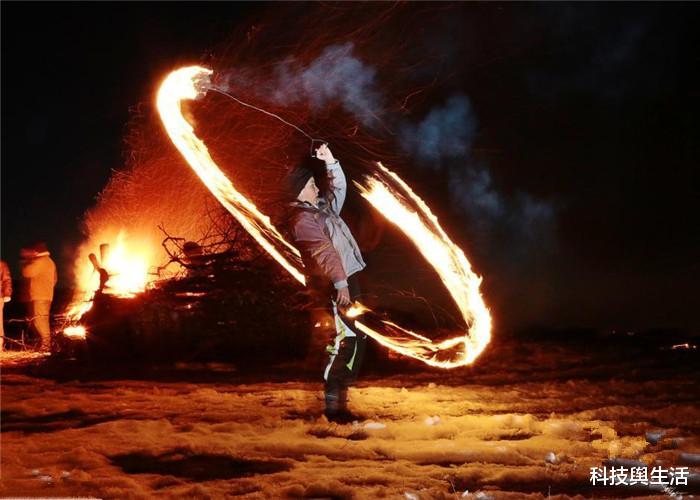 日本■日本出现“火流星”，伴有一声巨响，人类不禁想到霍金预言！