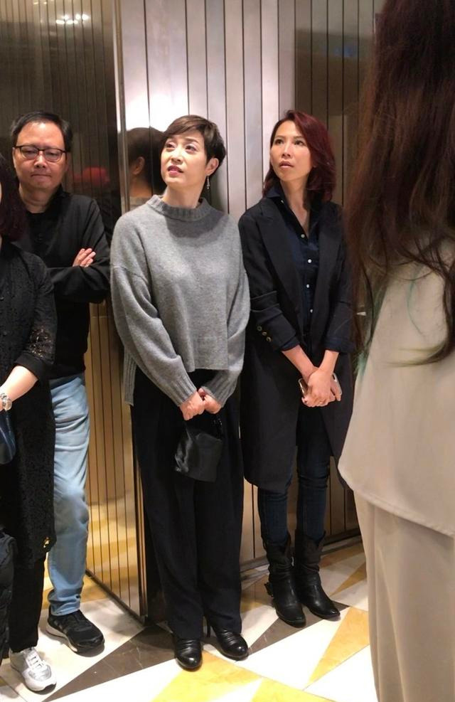 「蔡少芬」53岁陈法蓉真“心机”，化淡妆出镜，硬把46岁蔡少芬衬成“大妈”