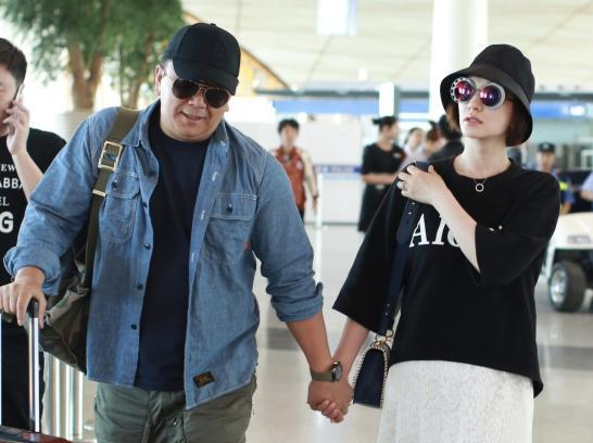 |李小冉才是冻龄的代表，看着皮肤嫩似牛奶，感觉都能掐出水了