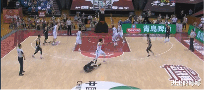 王薪凯|姚明训斥王薪凯垫脚事件，CBA如何能够避免恶意犯规，裁判再闹笑话