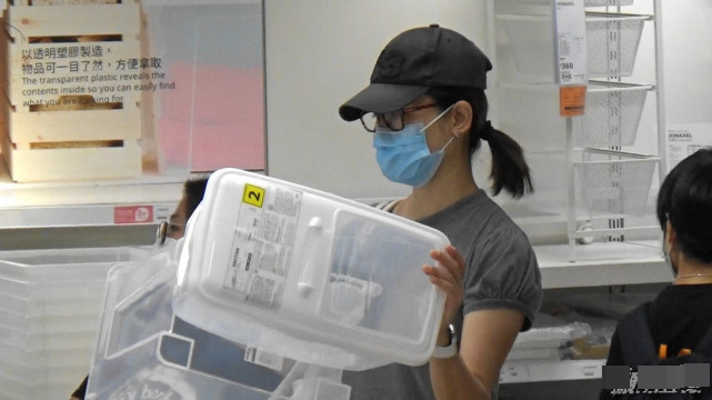 |50岁宣萱独自购买家居用品，单身多年无依靠让她成了生活达人