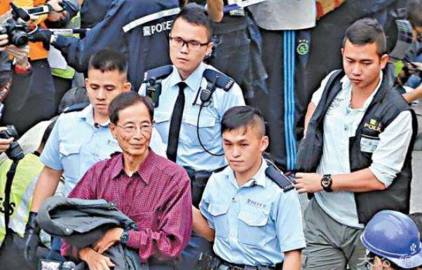 「港独」这次是真的慌了？“港独之父”跑路无门，如今企图洗白自己