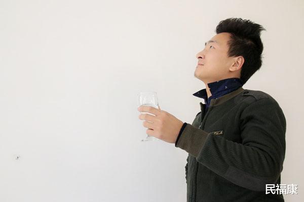 肝硬化|爱喝酒男人必看：酒后一旦出现3个异常，请放下酒杯，警惕肝硬化