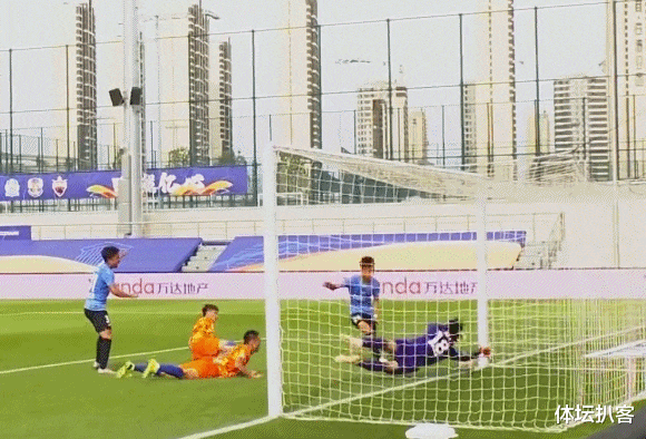 山东鲁能|中超门线悬案!鲁能门将神扑捞球,裁判没有表示,这球进了吗?