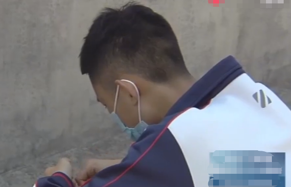 ##开学第一天，16岁男孩刚进学校就被劝退，家长懵了，老师：他不是第一次了