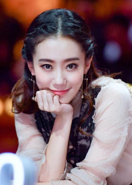 贾玲|她是冯巩的“女儿”，上4次春晚都不红，34岁被贾玲带火