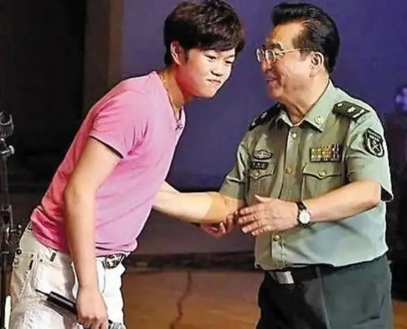 李双江|81岁李双江夫妇近照，相差27岁看不出年龄差，曾为儿子操碎心