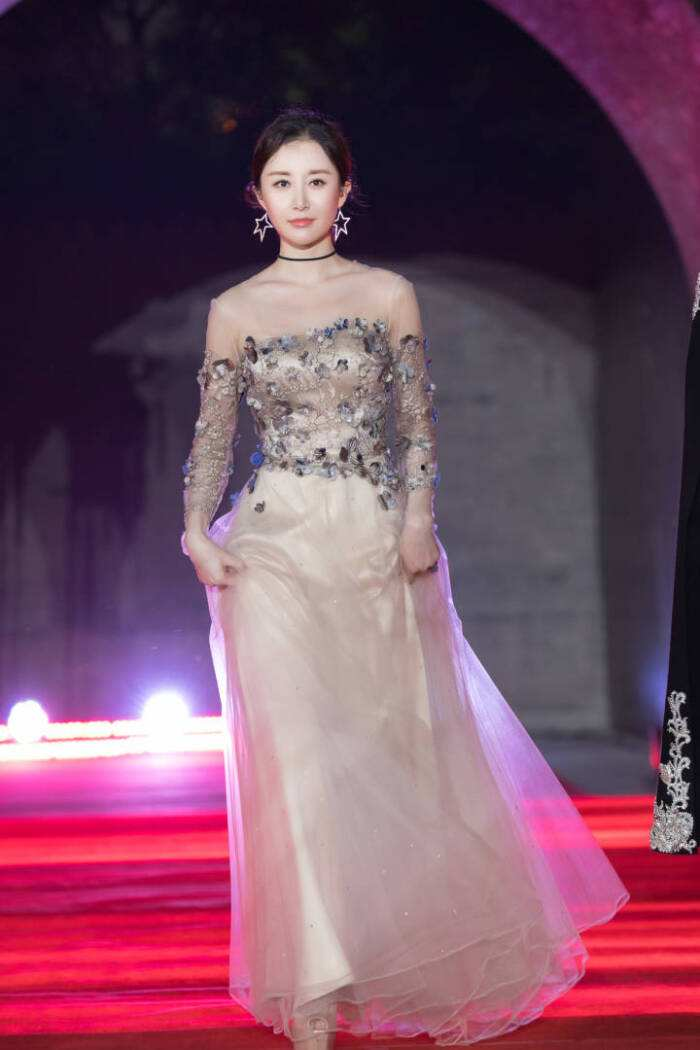 舒畅：娱乐圈老前辈舒畅，年过30岁“再发育”，28年拍63部电视剧3部电影