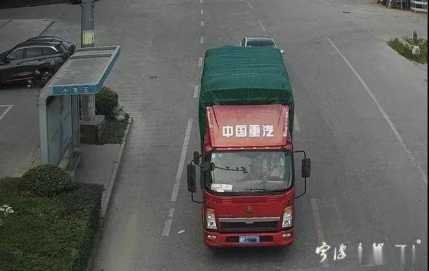 广州日报大洋网|“这么热的天，穿外套不难受？”男子解开衣服那一刻，所有人目瞪口呆