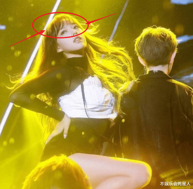 刘海|程潇羽毛裙亮相活动,“铁刘海”被拨开,有无刘海颜值差异很显然