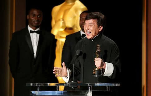 成龙：成龙在国内被称为大哥，在国际到底地位如何？杰森斯坦森告诉你