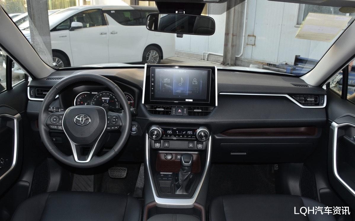 「丰田RAV4」丰田又一款“省油王”，油耗4.7L，加满能跑1000多公里