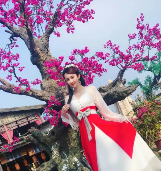 「文梦洋」被称为“烂片女王”，出道12年不温不火，现沦为网红让人唏嘘