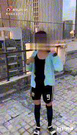 周冲的影像声色|唆使幼女玩“死亡游戏”，疯狂抢拍摄证据：承认孩子的恶很难吗？