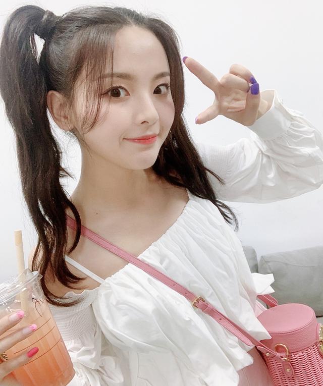 「杨超越」杨超越真是太“软”了，双马尾造型也太可，老土剪刀手姿势却挺潮